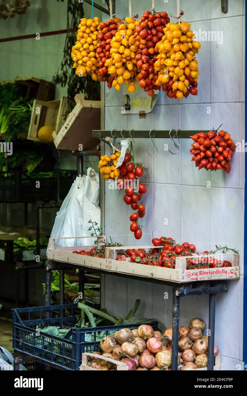 Negozio di greengrocer con pomodori gialli e rossi Foto Stock