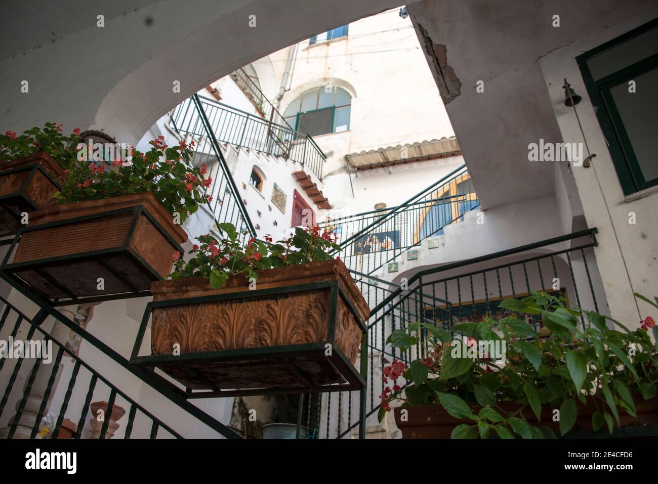 Cortile interno con scale ad Amalfi Foto Stock