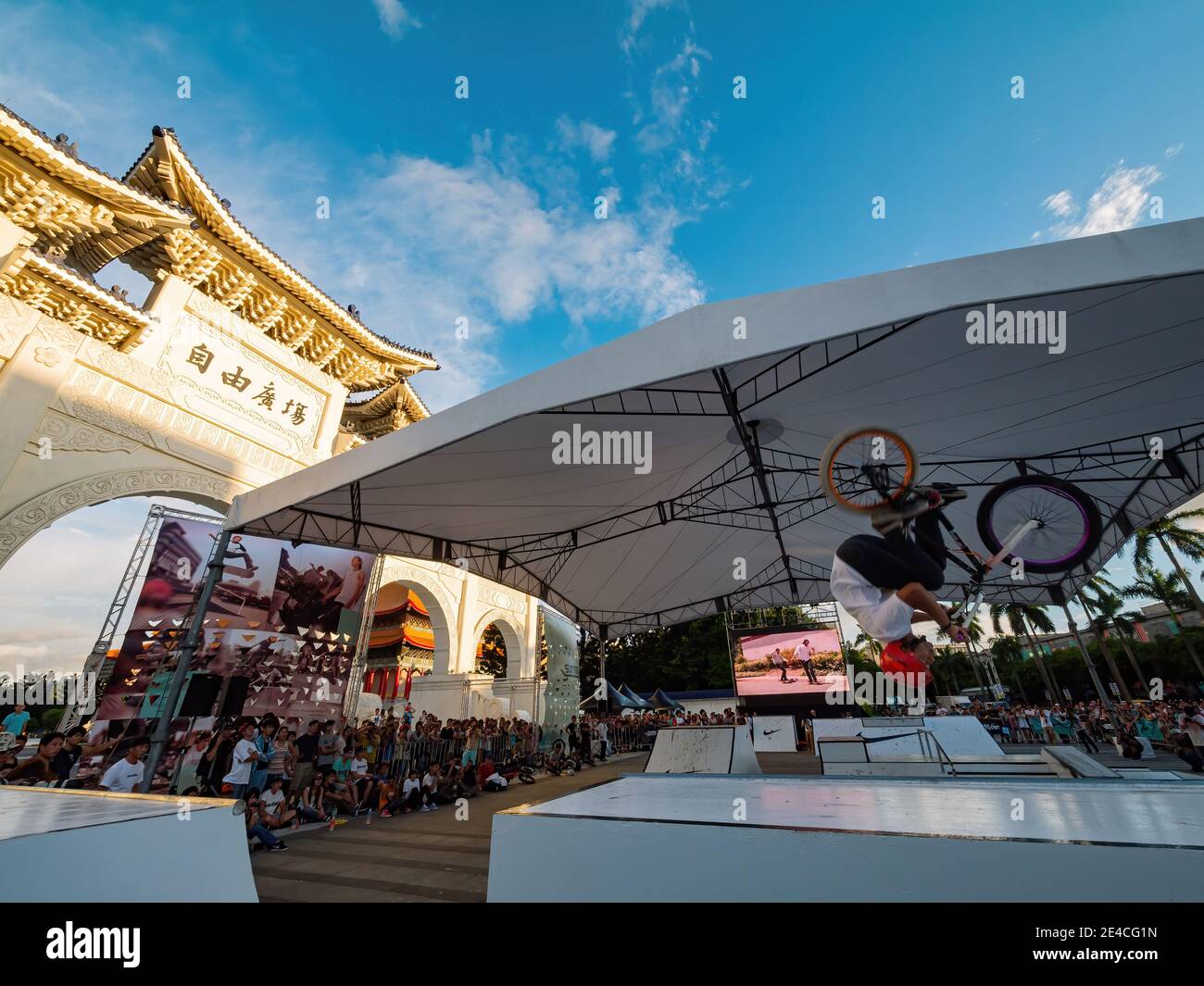 Taipei, 29 LUGLIO 2012 - Nike Extreme bike performance al Chiang Kai-shek Memorial Hall Foto Stock