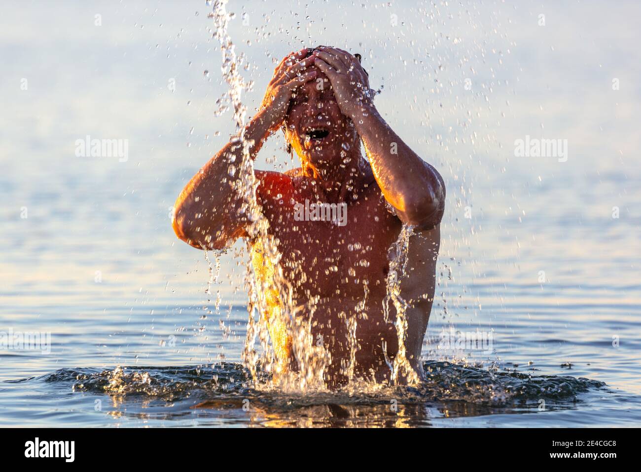 Man 50 Plus si adatta, in mare, al mare. Foto Stock