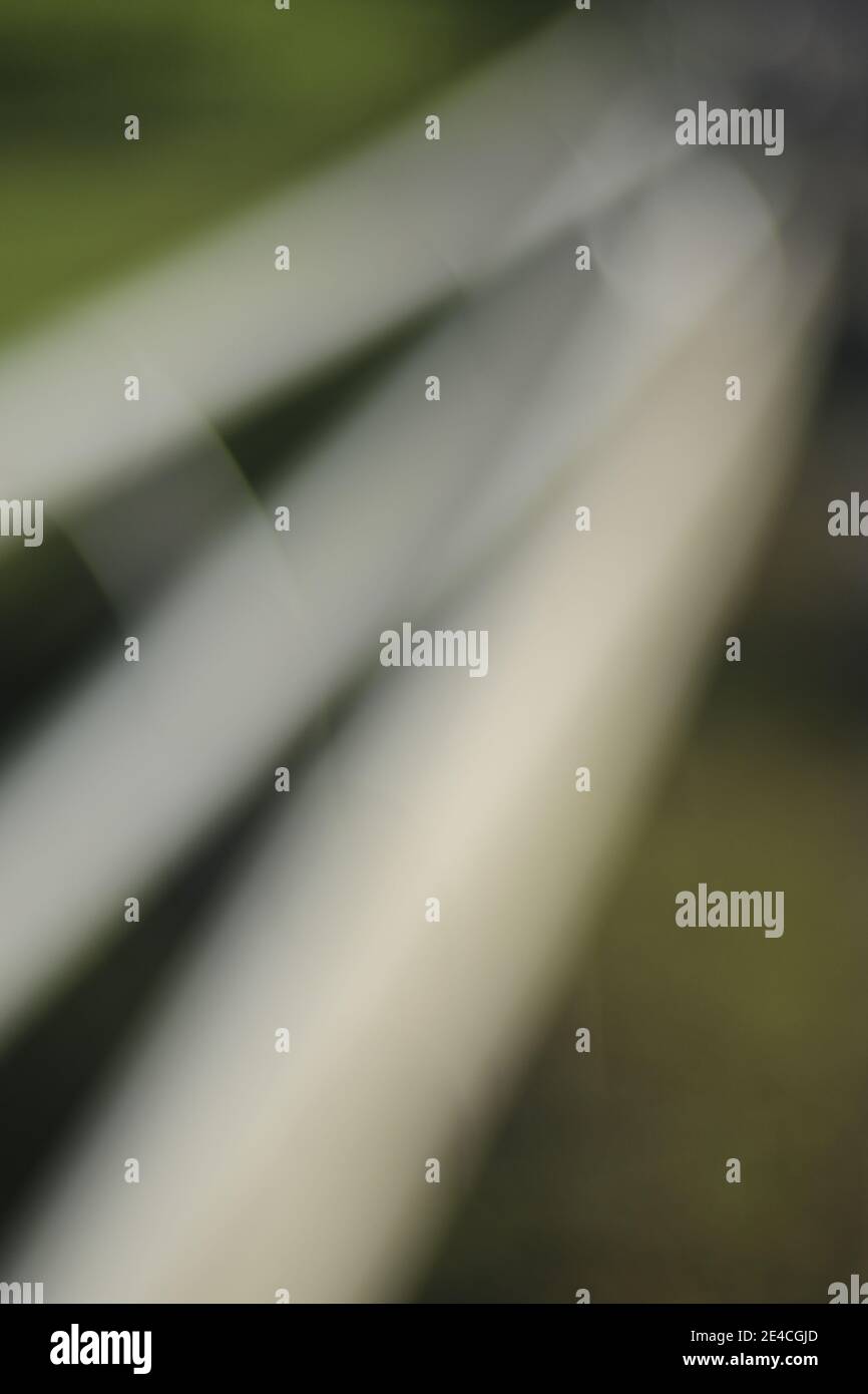 Guardrail / traffico stradale, astratto, sfocatura emotiva, sfondo / grafica / composizione / fotografia reale senza un filtro di sfocatura Foto Stock