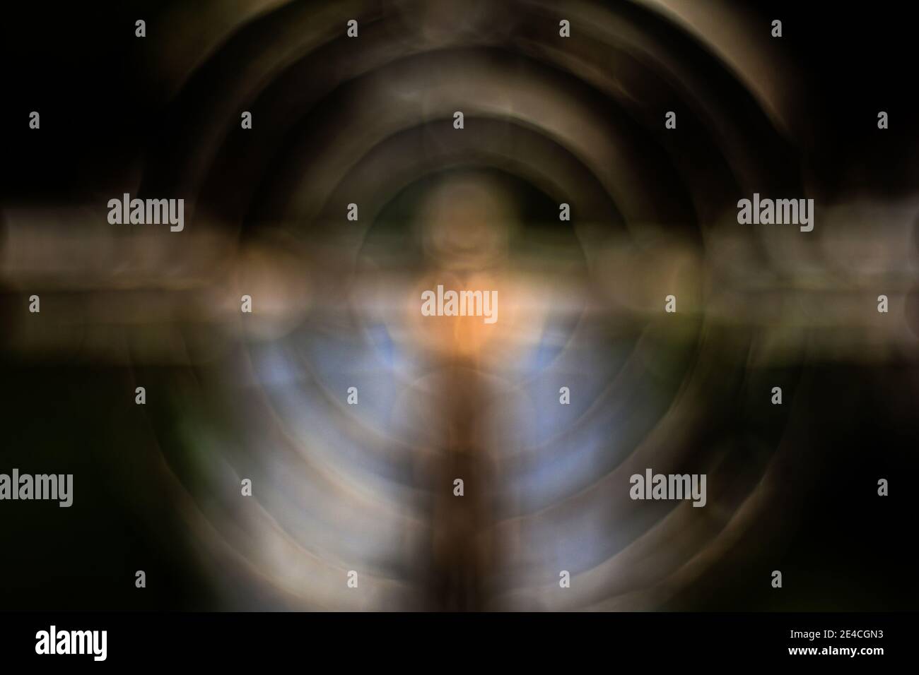 Motivi sacri / cimitero / croce / Gesù simbolo, astratto, motivi emozionali con sfocatura, sfondo / grafica / composizione / fotografia reale senza filtro sfocatura Foto Stock