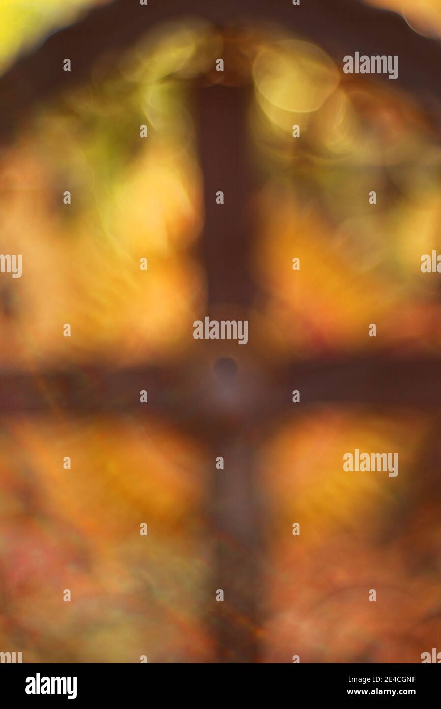 Motivi sacri / cimitero / croce / Gesù simbolo / croce tomba, astratto, motivi emozionali con sfocatura, sfondo / grafica / composizione / fotografia reale senza filtro sfocatura Foto Stock