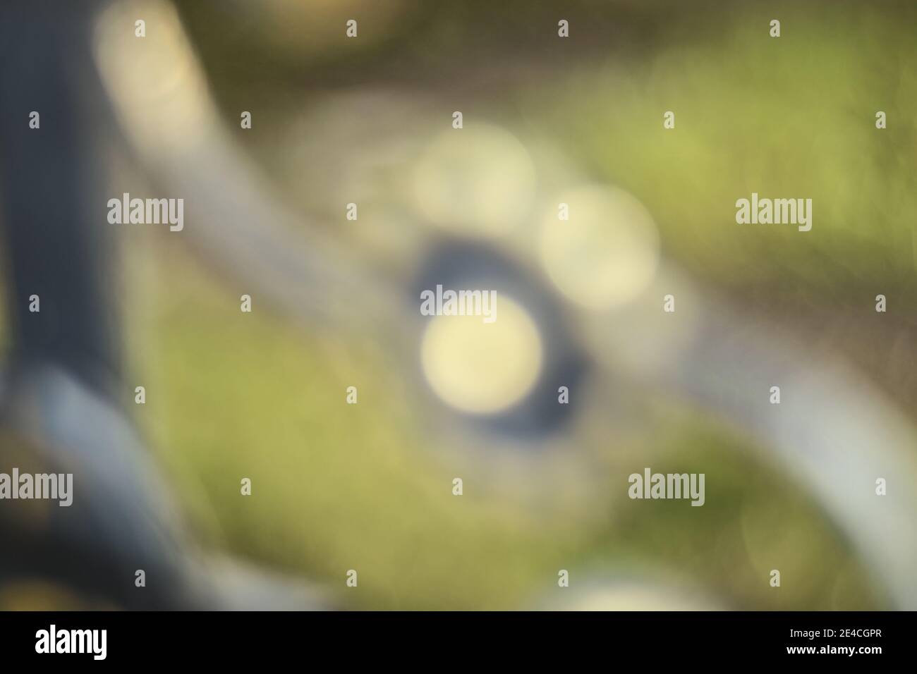 Motivi sacri / cimitero / croce tomba con decorazione / ritaglio, astratto, motivi emozionali con sfocatura, sfondo / grafica / composizione / fotografia reale senza filtri sfocati Foto Stock