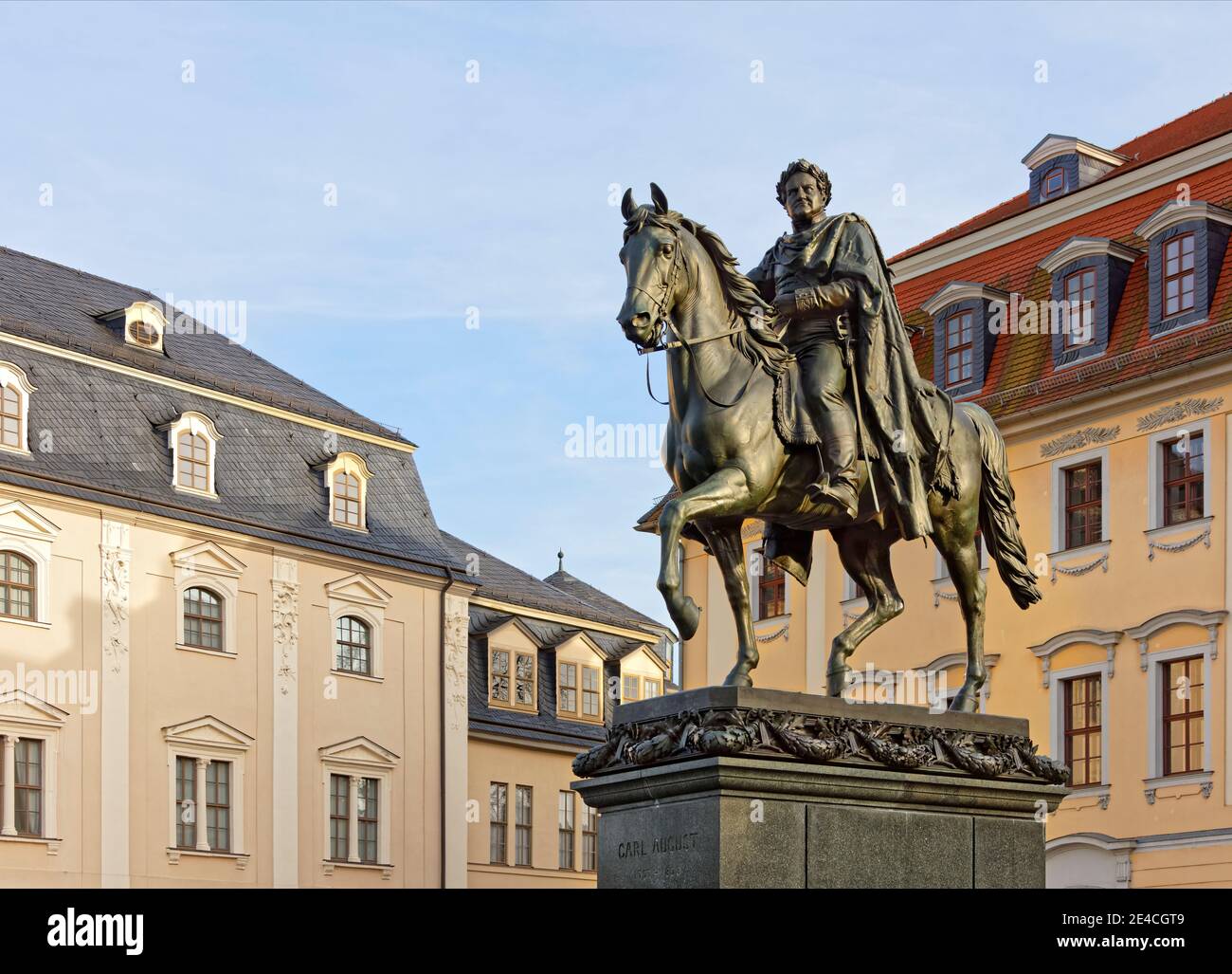Germania, Turingia, Weimar, monumento, cavallo, rider, case, luce notturna Foto Stock