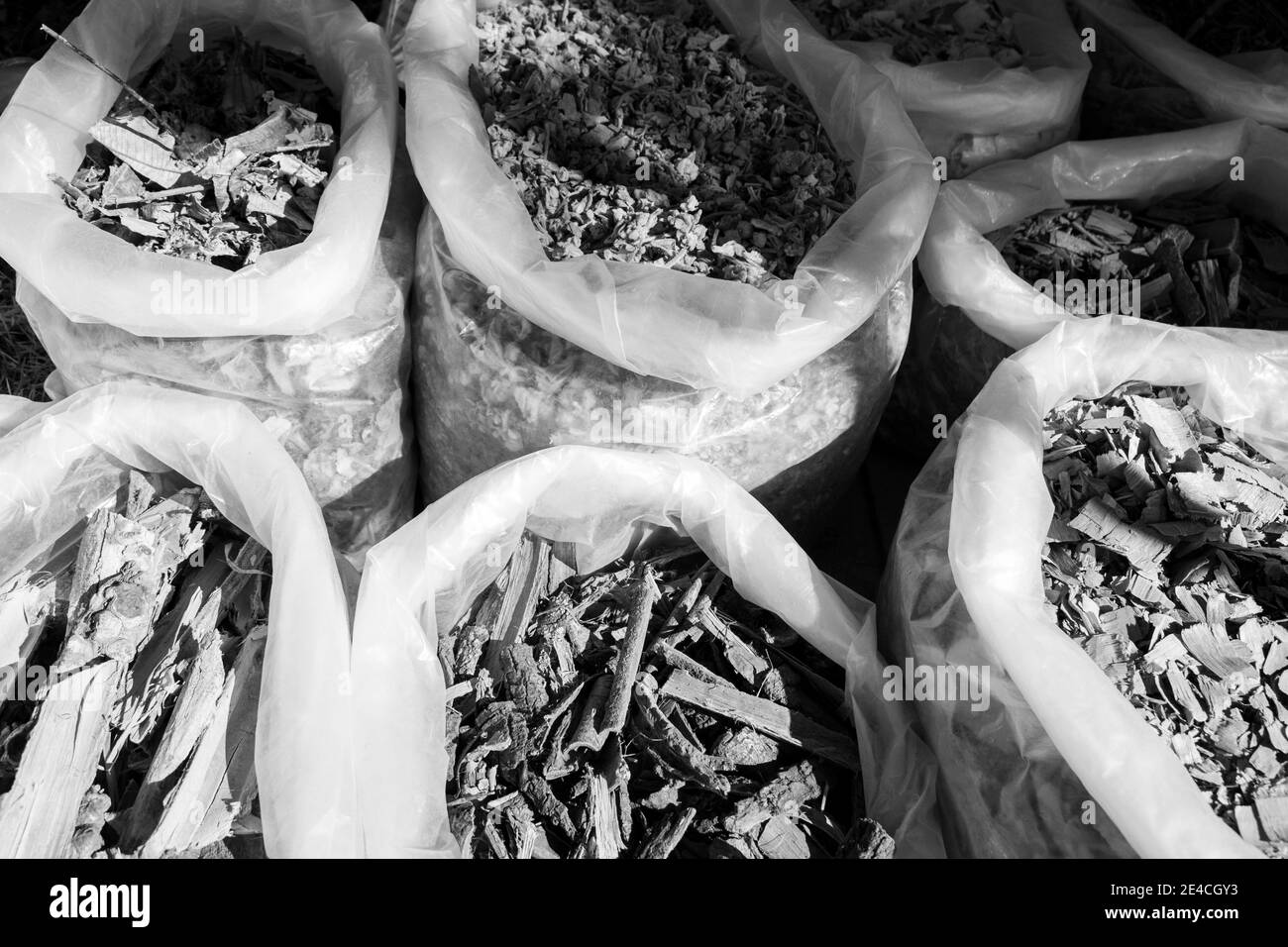 Gruppo di borse di erbe esposte in un mercato [Nero E versione bianca] Foto Stock