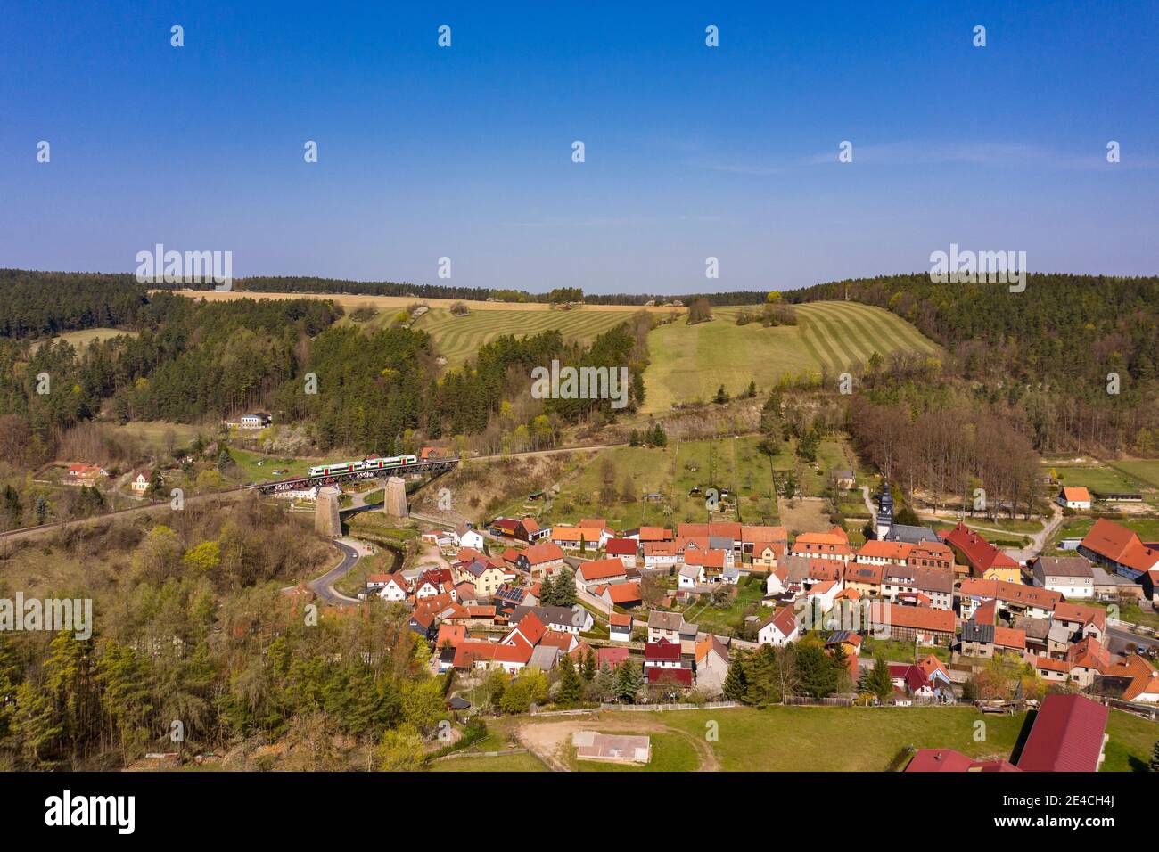 Germania, Turingia, Martinroda, Angelroda, treno, ponte, villaggio, panoramica, fotografia aerea Foto Stock