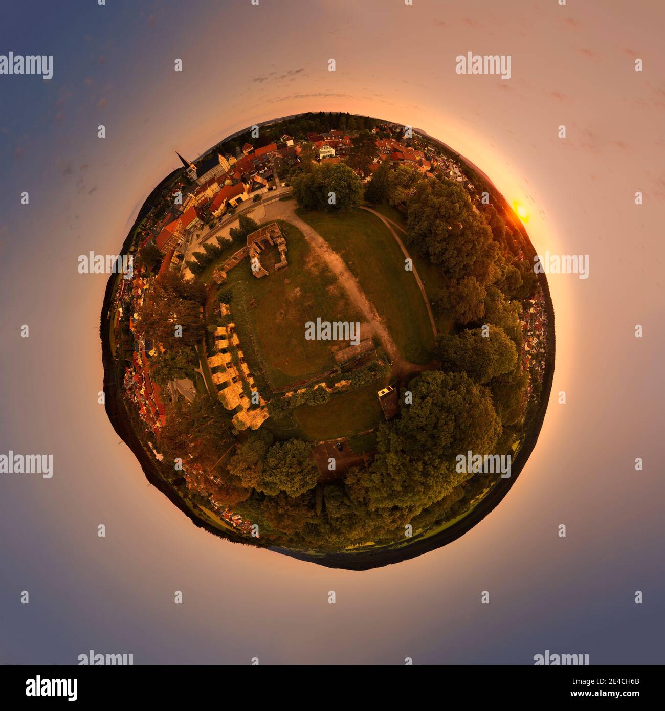 Germania, Turingia, Gehren, rovine del castello, parco del castello, città, vista aerea, panorama sferico Foto Stock