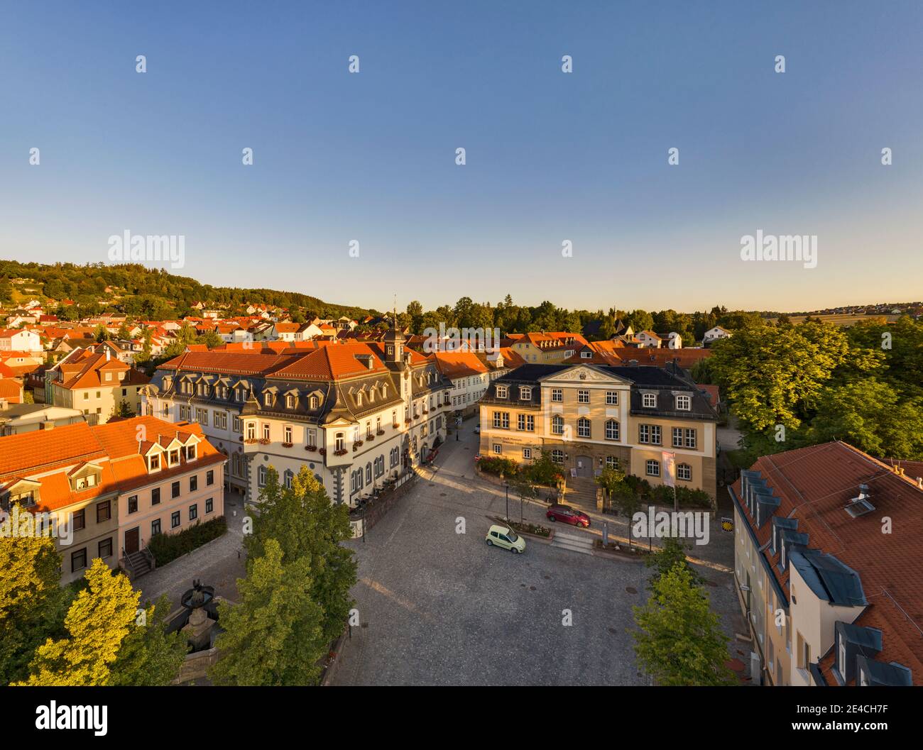 Germania, Turingia, Ilmenau, piazza del mercato, municipio, museo della città di Goethe, ex tribunale distrettuale, panoramica, vista aerea Foto Stock