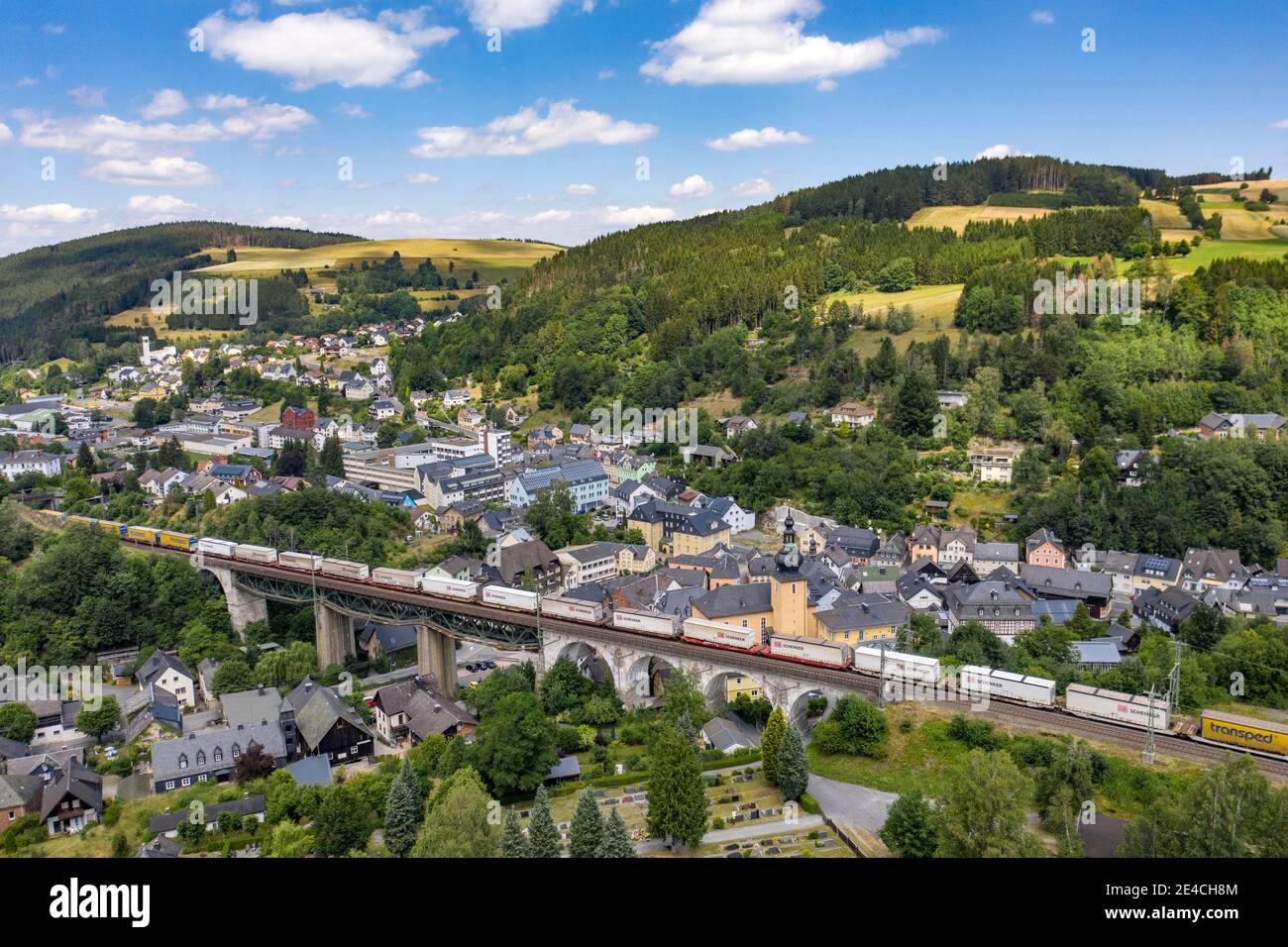 Germania, Baviera, Ludwigsstadt, treno, ponte, città, chiesa, case, vista aerea Foto Stock
