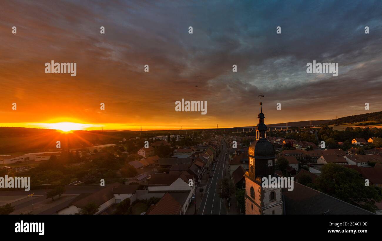 Germania, Turingia, Ilmenau, Langewiesen, torre della chiesa, strada principale, case, chiesa, alba, luce posteriore Foto Stock