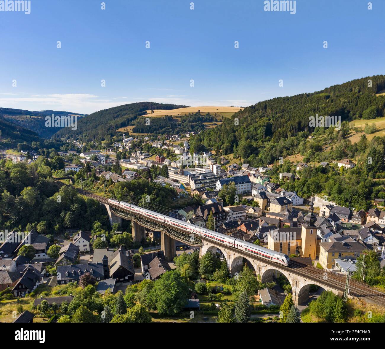Germania, Baviera, Ludwigsstadt, treno, intercittà, ponte, città, chiesa, case, vista aerea Foto Stock