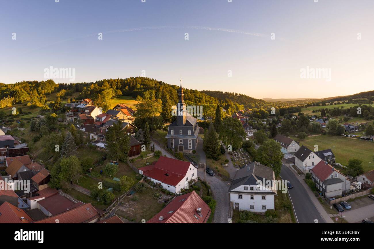 Germania, Turingia, Ilmenau, Möhrenbach, villaggio, chiesa, montagne, foresta, luce del mattino, panoramica, vista aerea Foto Stock
