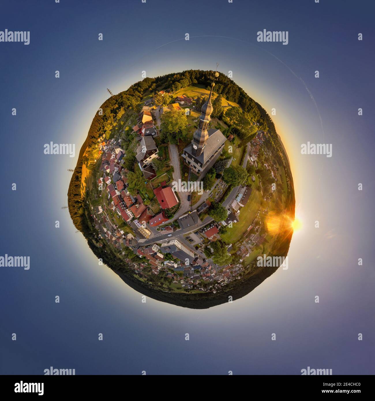 Germania, Turingia, Ilmenau, Möhrenbach, chiesa, torre della chiesa, villaggio, alba, panorama sferico Foto Stock