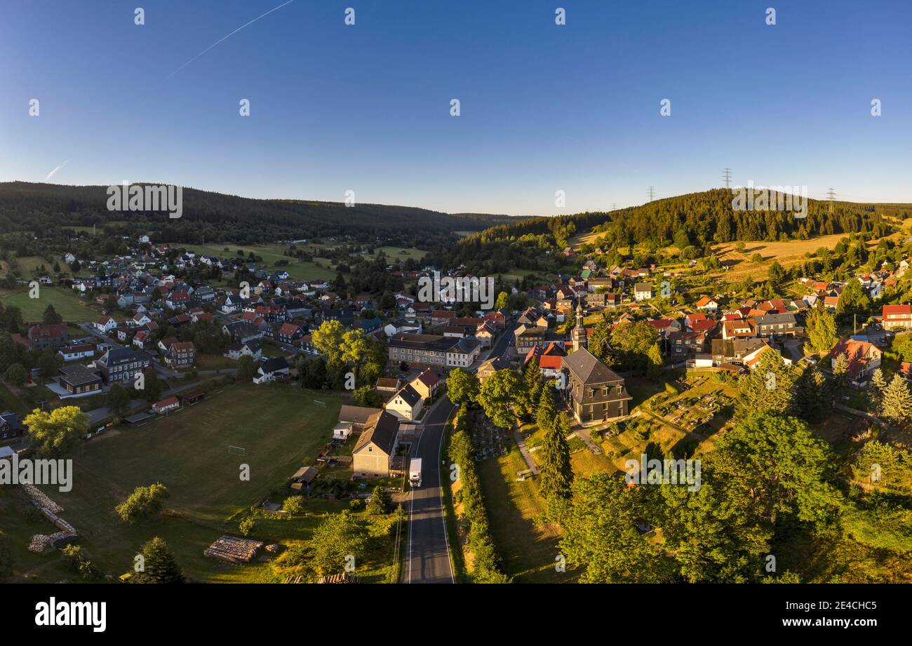 Germania, Turingia, Ilmenau, Möhrenbach, villaggio, chiesa, montagne, foresta, luce del mattino, panoramica, vista obliqua, vista aerea Foto Stock