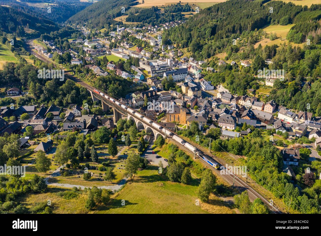Germania, Baviera, Ludwigsstadt, treno, ponte, città, chiesa, case, vista aerea, vista obliqua Foto Stock