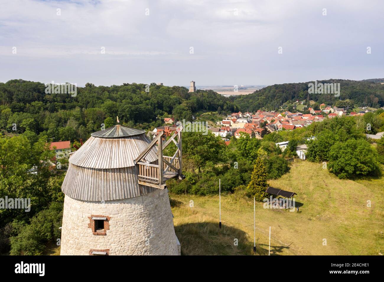 Germania, Sassonia-Anhalt, Burgenlandkreis, Eckartsberga, mulino a vento, rovine del castello, città, foto aerea Foto Stock