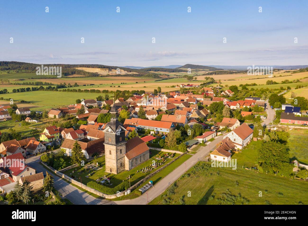 Germania, Turingia, Stadtilm, Großliehaben, chiesa, villaggio, panoramica, paesaggio, vista aerea Foto Stock