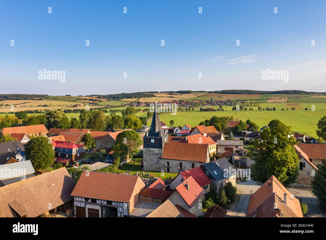 Germania, Turingia, Stadtilm, Kleinliehaben, chiesa, villaggio, panoramica, paesaggio, Großliehaben sullo sfondo, vista aerea Foto Stock