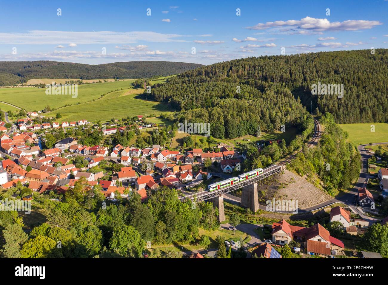 Germania, Turingia, Martinroda, Angelroda, treno, ponte, villaggio, panoramica, fotografia aerea Foto Stock