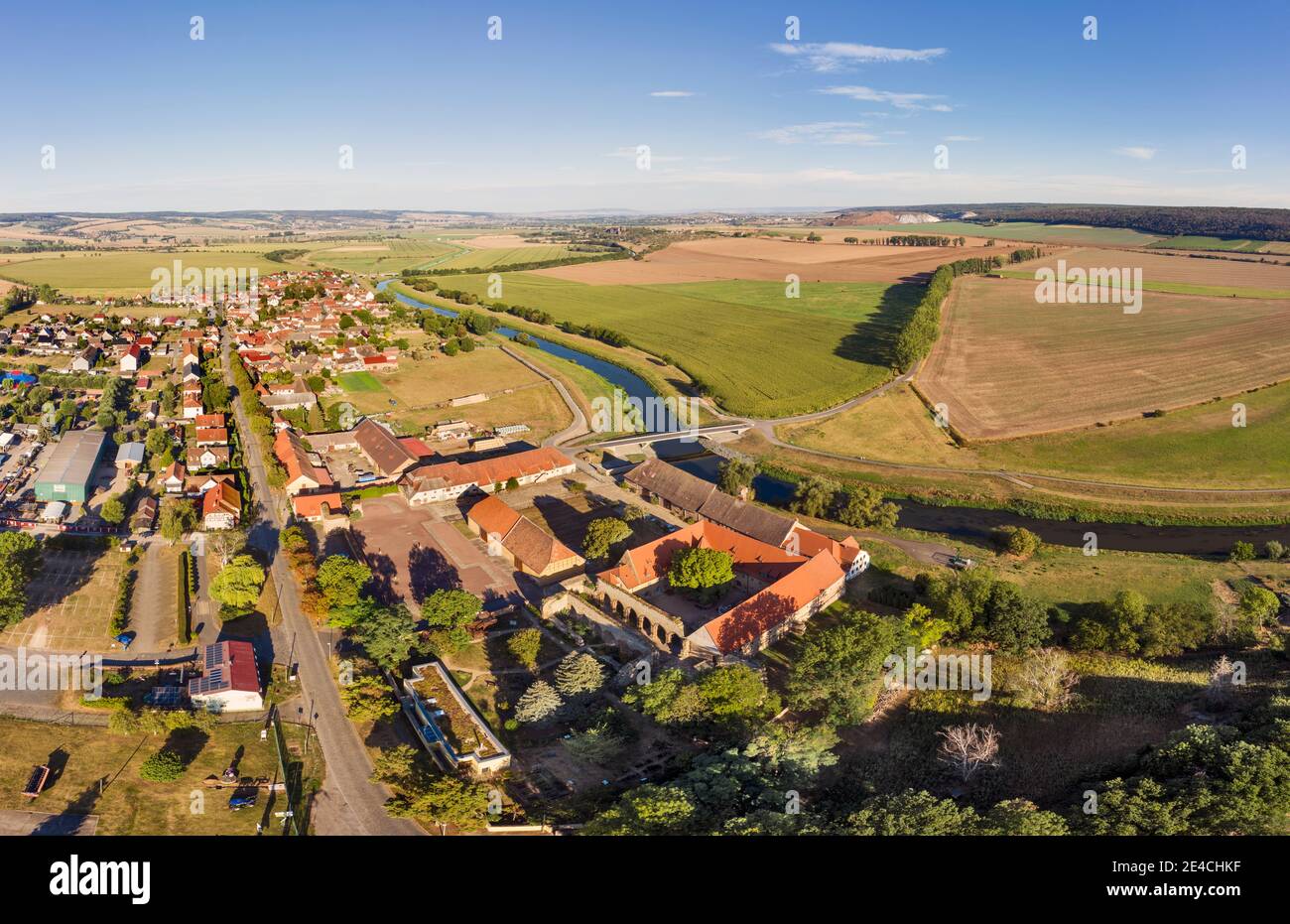 Germania, Sassonia-Anhalt, Burgenlandkreis, monastero e palazzo imperiale, Memleben, città, museo, rovine, fiume, paesaggi, fotografia aerea, Foto Stock