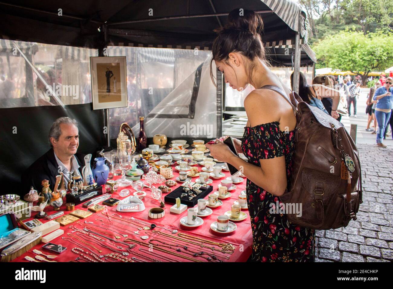 São Paulo / São Paulo / Brasile - 08 19 2018: Bella modella donna che sceglie una collana per acquistare in un posto di mercato con il venditore uomo che guarda. Foto Stock