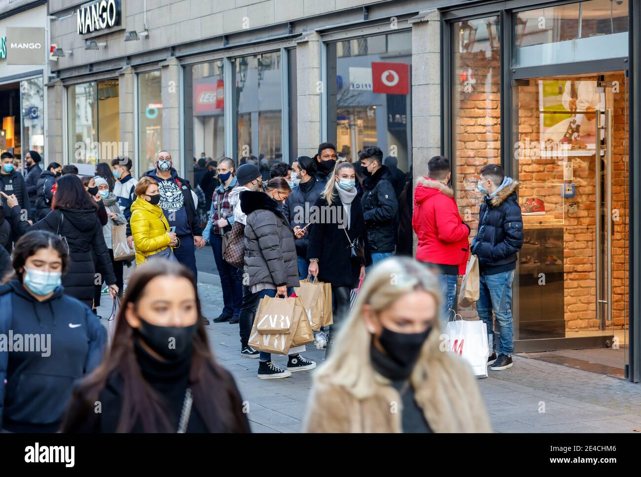 Duesseldorf, Nord Reno-Westfalia, Germania - coda il Black Friday weekend di fronte ai negozi, Duesseldorf centro città in tempi di crisi corona durante la seconda parte di blocco, passanti con maschere di protezione mentre lo shopping il Black Friday fine settimana nella zona pedonale. Foto Stock