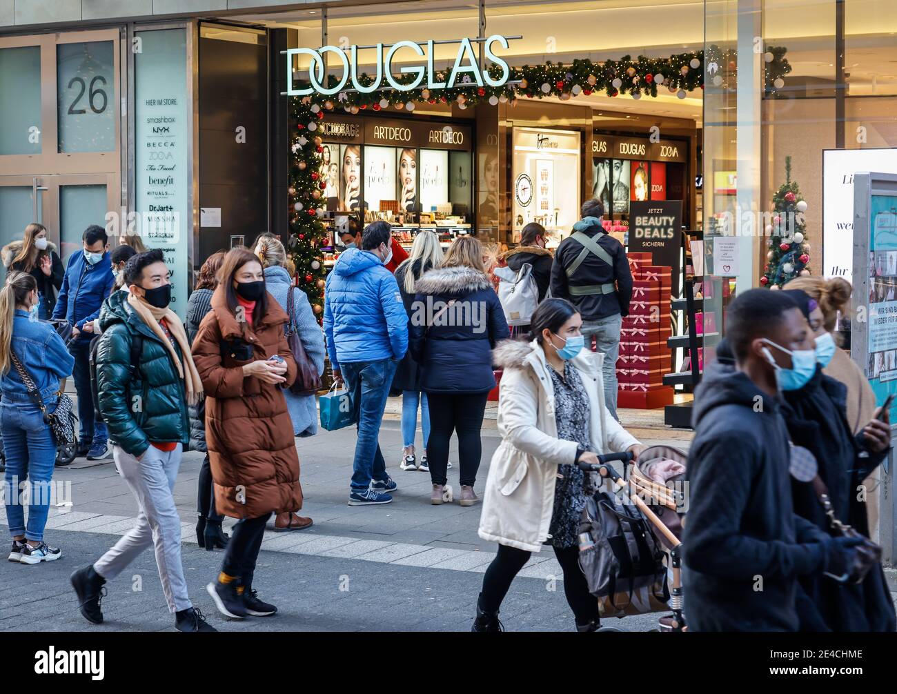 Duesseldorf, Nord Reno-Westfalia, Germania - Queuing di fronte ai negozi il fine settimana del Black Friday, Douglas, Duesseldorf centro città in tempi della crisi della corona durante la seconda parte di blocco, passanti con maschere di protezione, mentre lo shopping nel weekend del Black Friday nella zona pedonale. Foto Stock