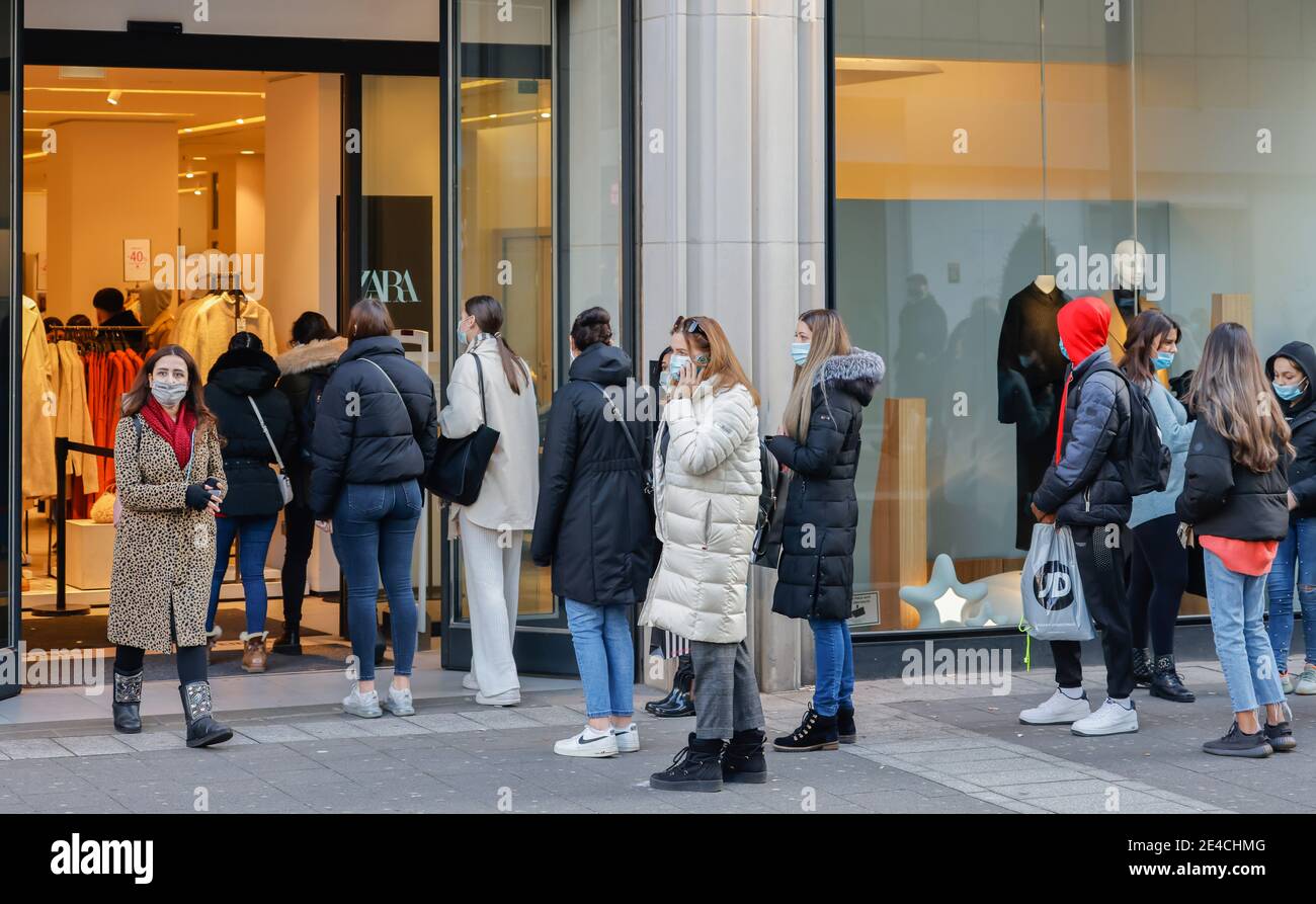 Duesseldorf, Nord Reno-Westfalia, Germania - Queuing il Black Friday week-end di fronte ai negozi, Zara, Duesseldorf centro città in tempi della crisi corona durante la seconda parte di blocco, passanti con maschere di protezione mentre lo shopping il Black Friday week-end nella zona pedonale. Foto Stock