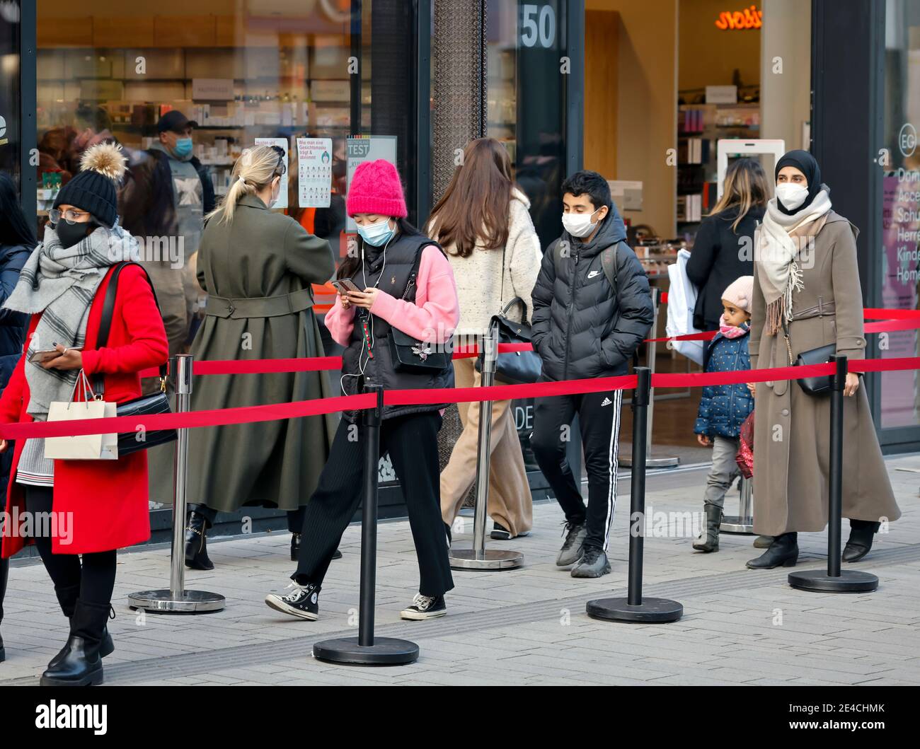 Duesseldorf, Nord Reno-Westfalia, Germania - coda il Black Friday weekend di fronte ai negozi, Duesseldorf centro città in tempi di crisi corona durante la seconda parte di blocco, passanti con maschere di protezione mentre lo shopping il Black Friday fine settimana nella zona pedonale. Foto Stock