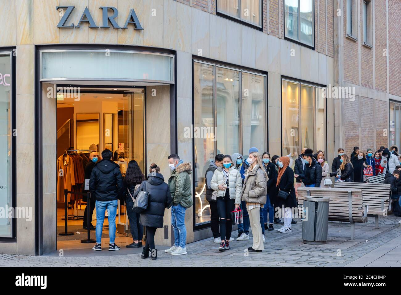 Duesseldorf, Nord Reno-Westfalia, Germania - Queuing il Black Friday week-end di fronte ai negozi, Zara, Duesseldorf centro città in tempi della crisi corona durante la seconda parte di blocco, passanti con maschere di protezione mentre lo shopping il Black Friday week-end nella zona pedonale. Foto Stock