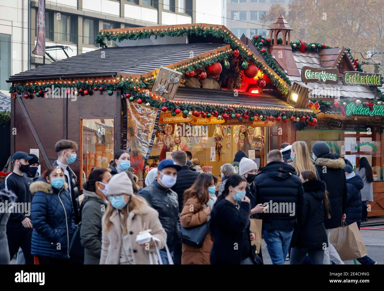 Duesseldorf, Nord Reno-Westfalia, Germania - Duesseldorf centro storico in tempi della crisi della corona durante la seconda parte della chiusura, le bancarelle individuali del mercatino di Natale si trovano nella zona pedonale. Foto Stock