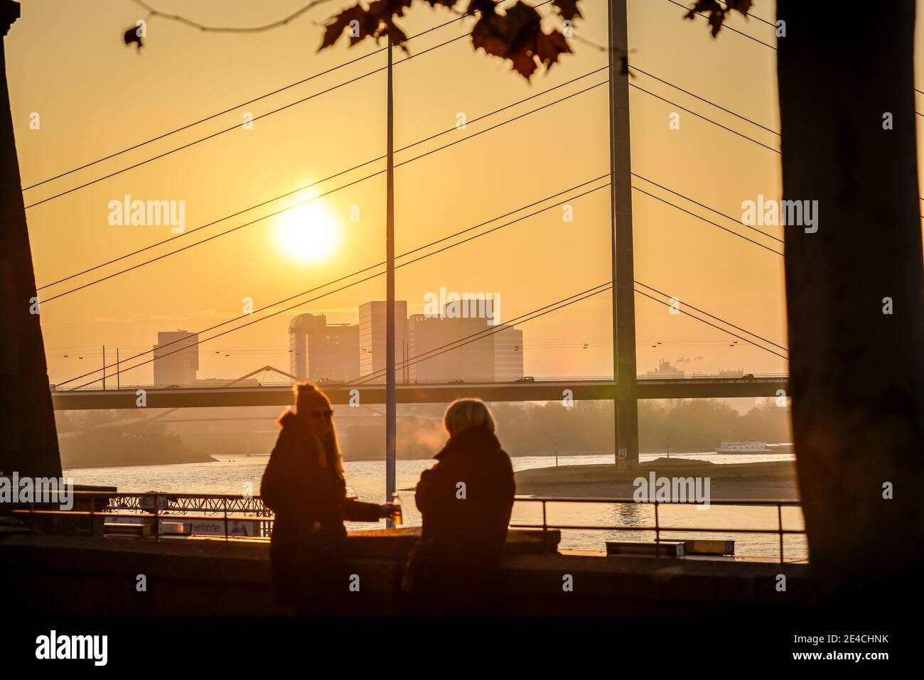 Duesseldorf, Renania Settentrionale-Vestfalia, Germania - nei tempi della crisi della corona durante la seconda parte del blocco, la gente gradirà incontrarsi per un drink sul lungomare della Renania di Duesseldorf, i pub e i ristoranti sono chiusi. Foto Stock