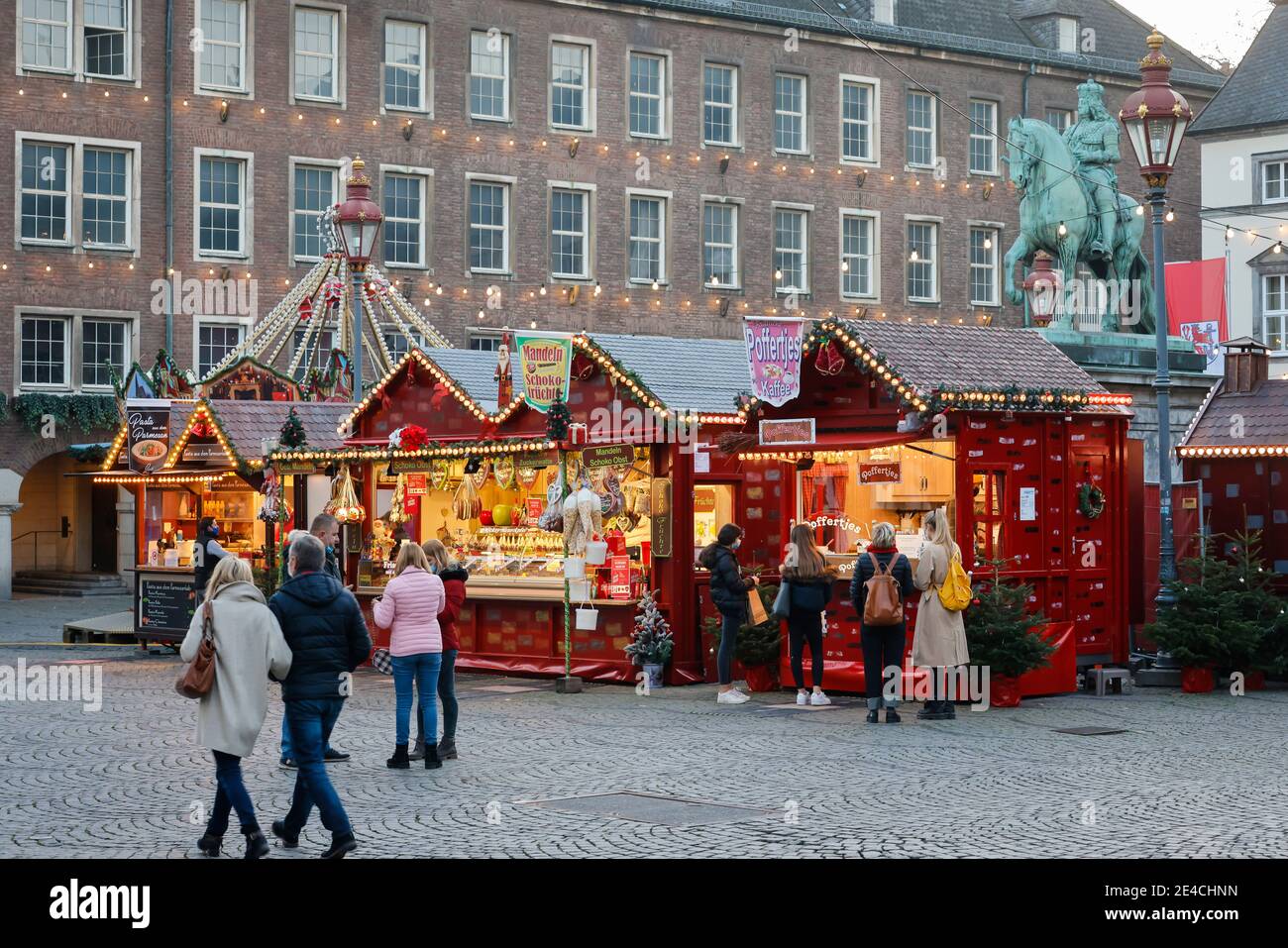 Duesseldorf, Nord Reno-Westfalia, Germania - vuota Duesseldorf centro storico in tempi della crisi della corona durante la seconda parte della chiusura, poche bancarelle del mercatino di Natale sulla piazza del mercato di fronte al municipio. Foto Stock