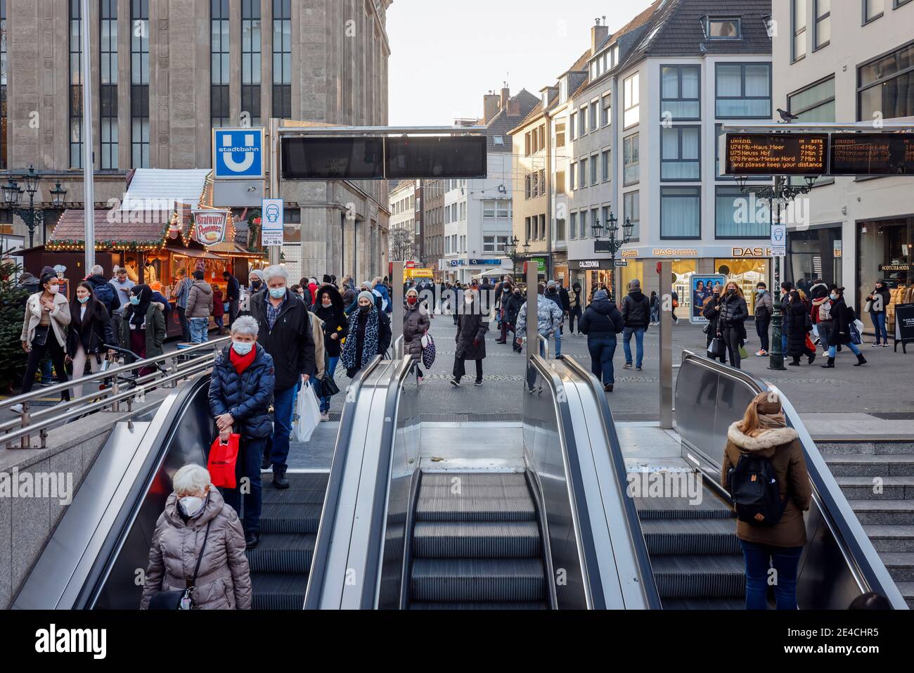 Duesseldorf, Nord Reno-Westfalia, Germania - Duesseldorf città vecchia in tempi della crisi della corona durante la seconda parte di Lockdown, stazione della metropolitana Heinrich-Heine-Allee. Foto Stock