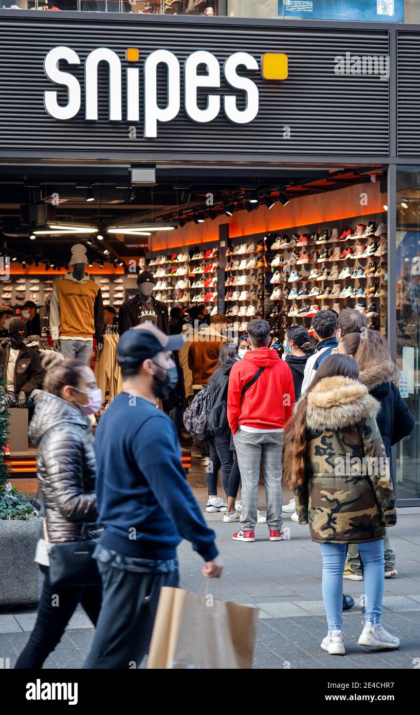 Duesseldorf, Nord Reno-Westfalia, Germania - coda di fronte ai negozi il fine settimana del Black Friday, Snipes, Duesseldorf centro città in tempi della crisi della corona durante la seconda parte di blocco, passanti con maschere di protezione, mentre lo shopping nel weekend del Black Friday nella zona pedonale. Foto Stock