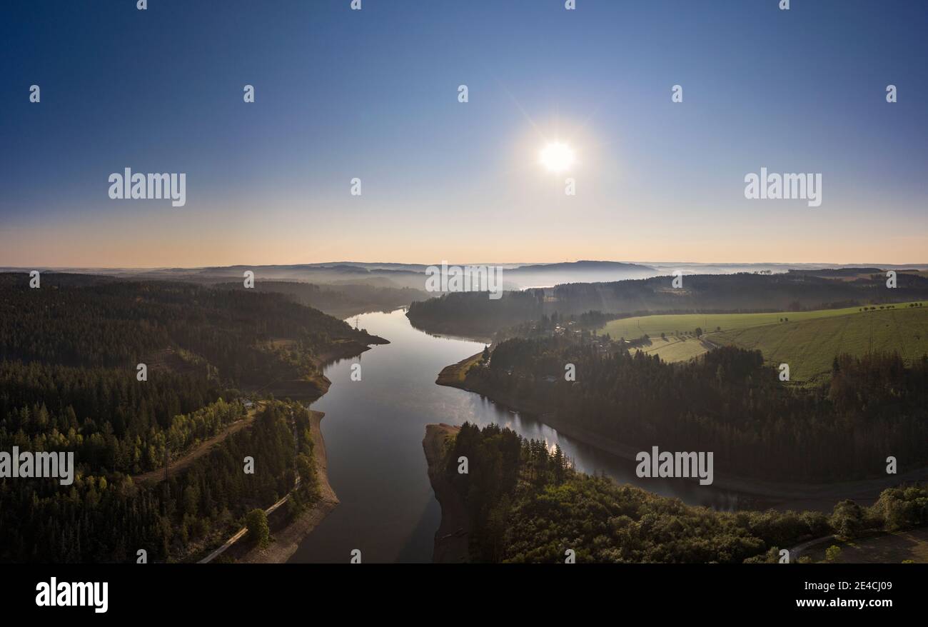 Germania, Turingia, Remptendorf, Bleilochtalsperre, foreste, campi, sole, retroilluminazione Foto Stock