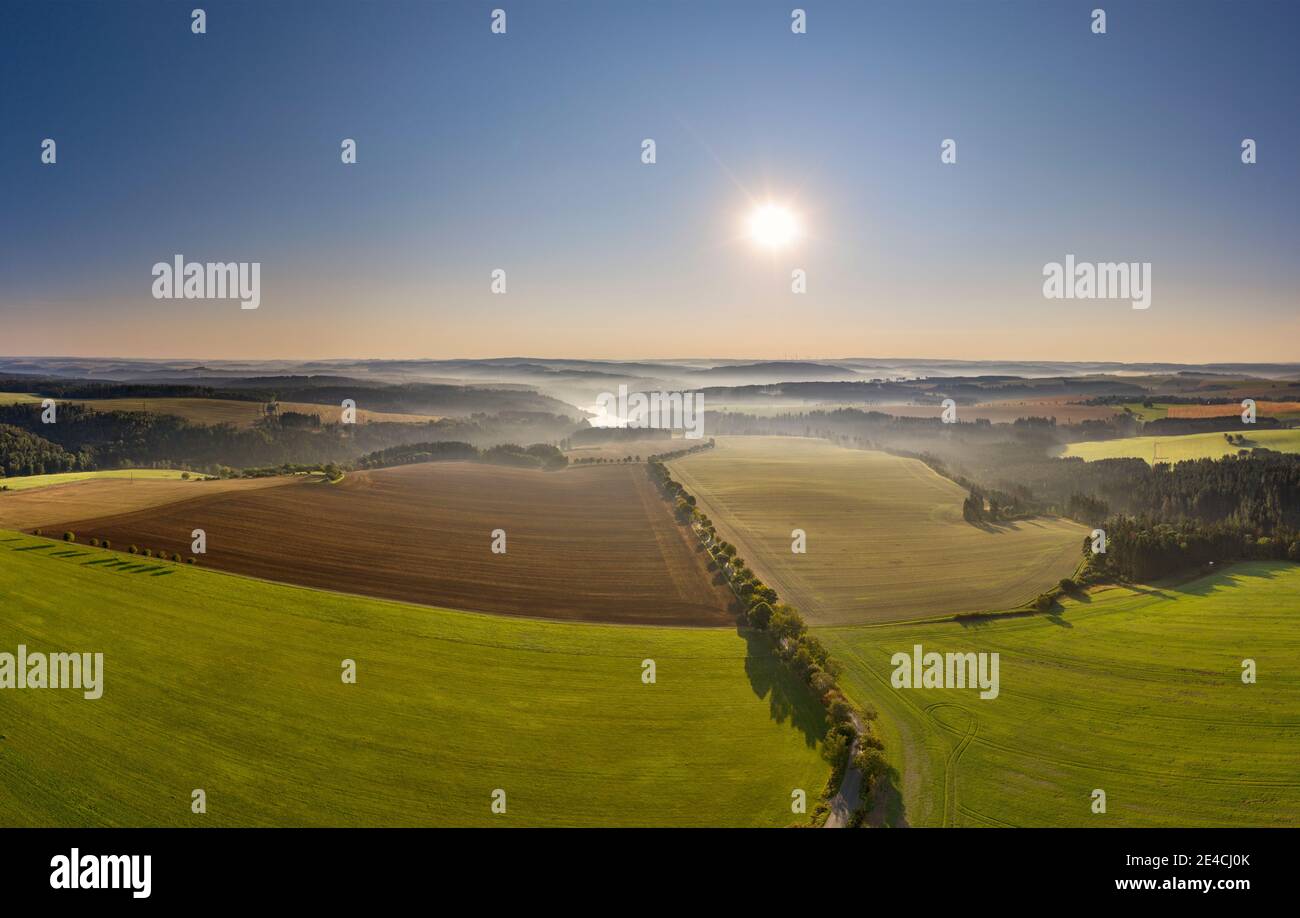 Germania, Turingia, Remptendorf, paesaggio, viale, Bleilochtalsperre (sfondo,) foreste, campi, sole, panorama, retroilluminazione Foto Stock