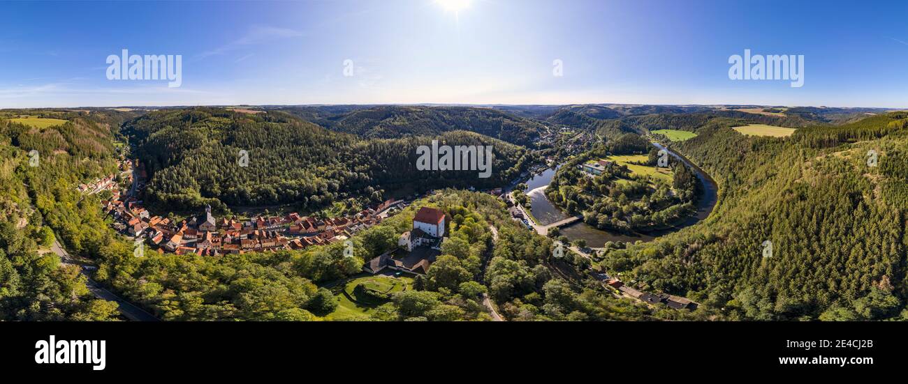 Germania, Turingia, Ziegenrück, montagne, foresta, città, valli, curva del fiume, Kemenate (resti del Castello di Ziegenrück), vista aerea, 360 ° panorama Foto Stock