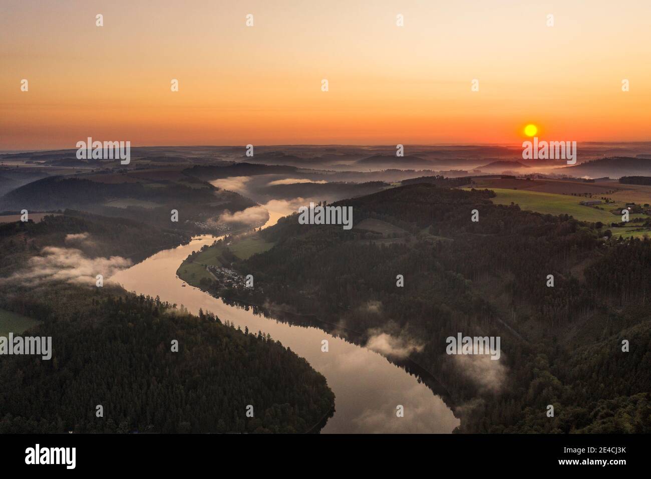 Germania, Turingia, Altenbeuthen, Hohenwarteausee, valle, foresta, villaggio, campi, alba, anello serbatoio, vampate di nebbia, vista aerea, panorama, retroilluminazione Foto Stock