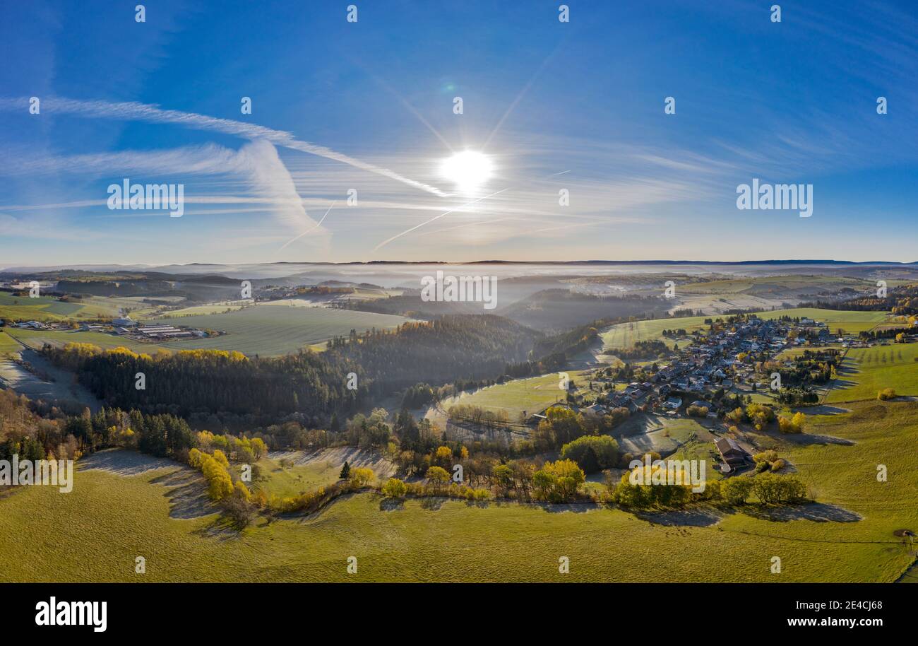 Germania, Turingia, Großbreitenbach, Willmersdorf, villaggio, foresta, montagne, valli, sole, retroilluminazione, fotografia aerea Foto Stock