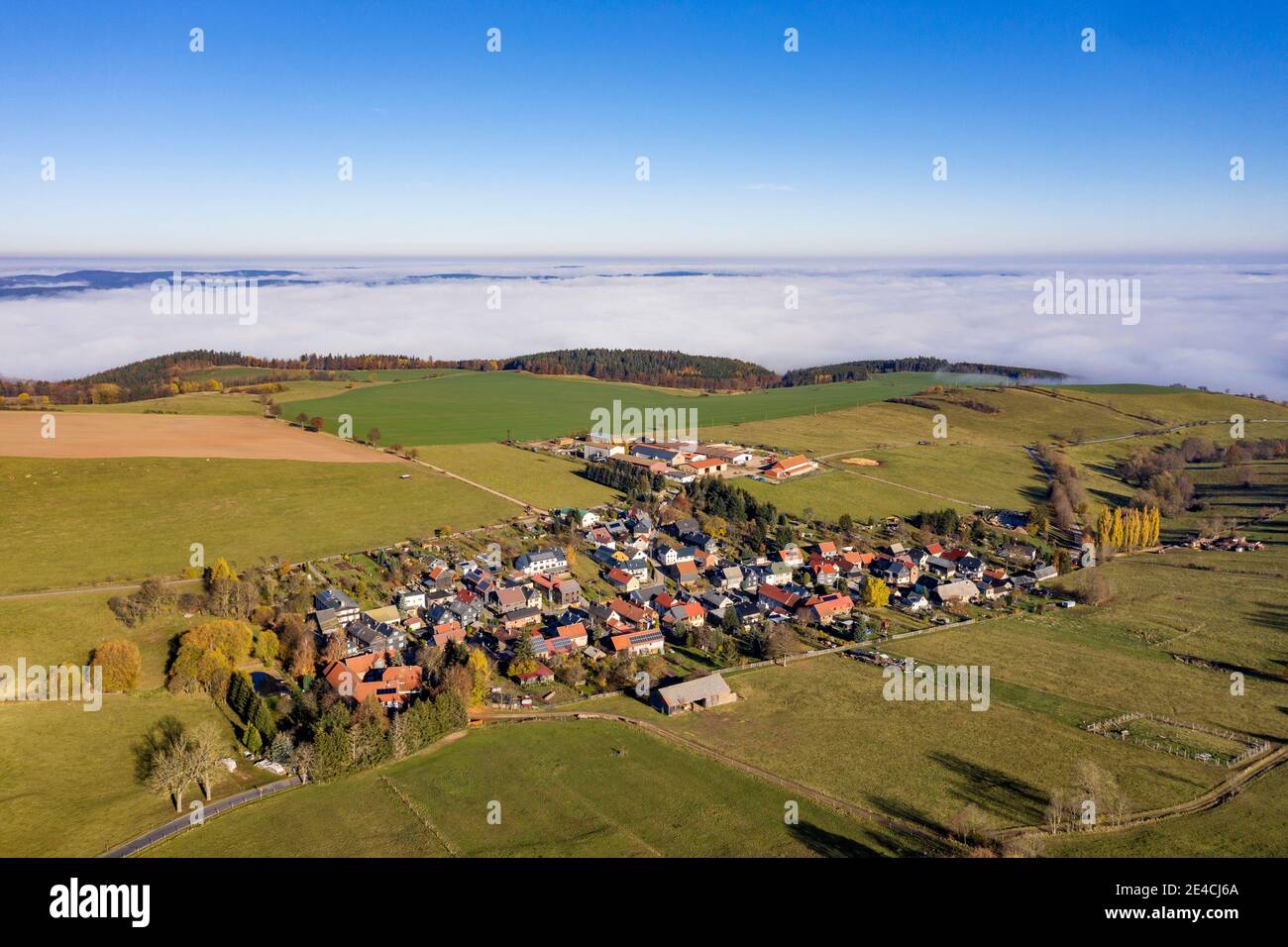 Germania, Turingia, Königsee, Unterhain, villaggio, impresa agricola (ex GPL), altopiano, campi, nebbia valle, panoramica, vista aerea Foto Stock