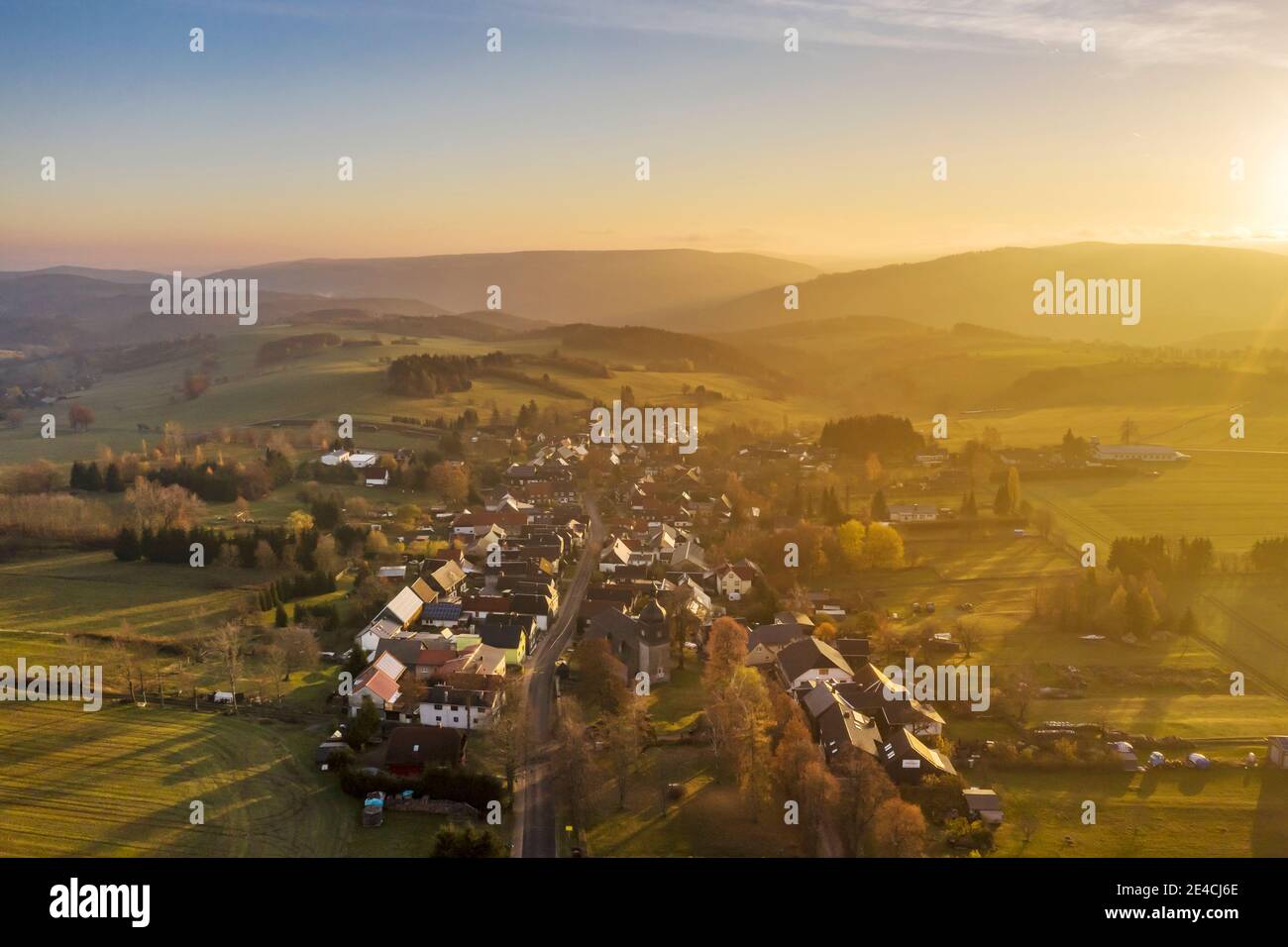 Germania, Turingia, Königsee, Oberhain, alba, montagne, panoramica, vista aerea, retroilluminazione Foto Stock