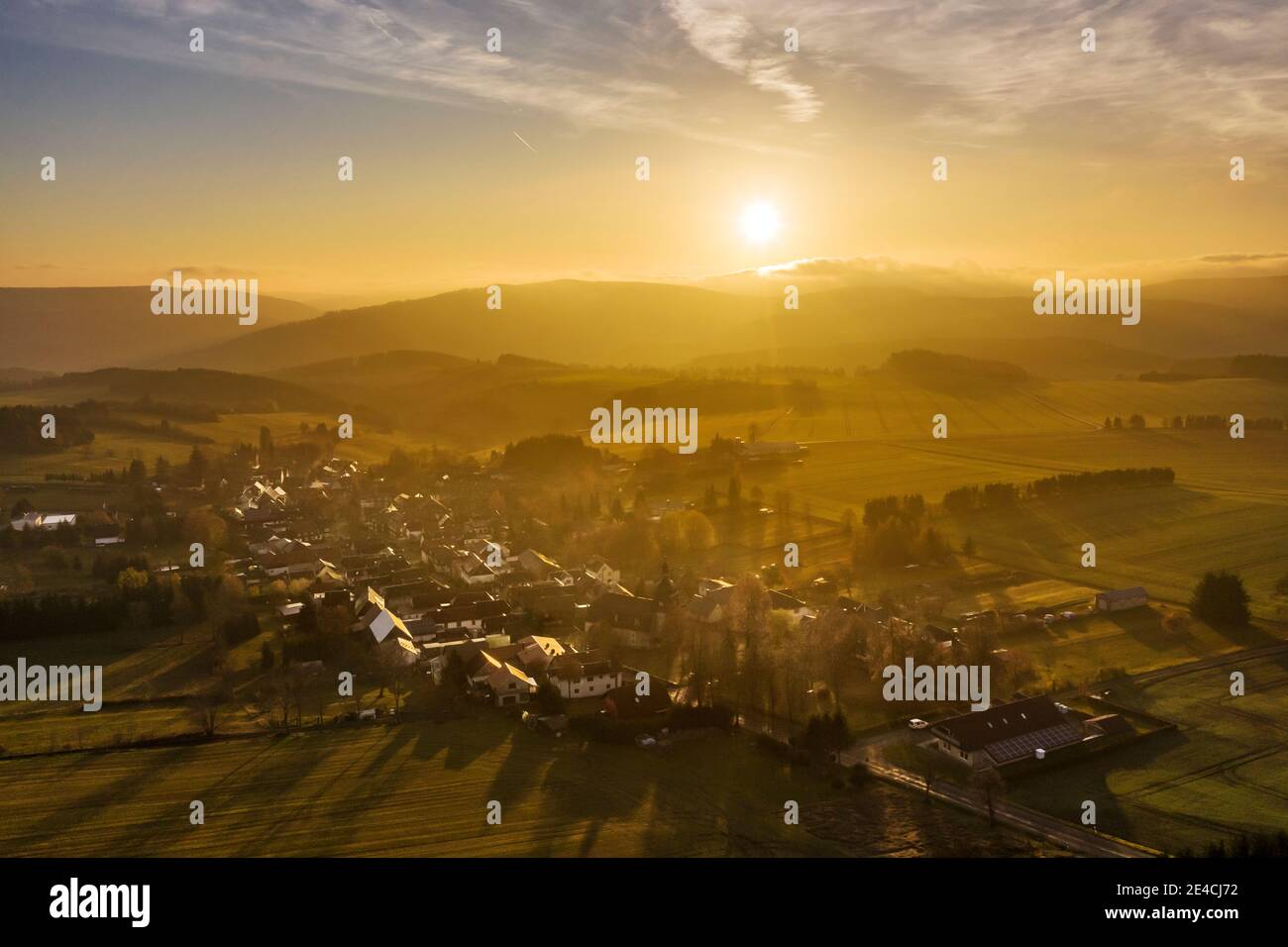 Germania, Turingia, Königsee, Oberhain, alba, montagne, panoramica, vista aerea, retroilluminazione Foto Stock