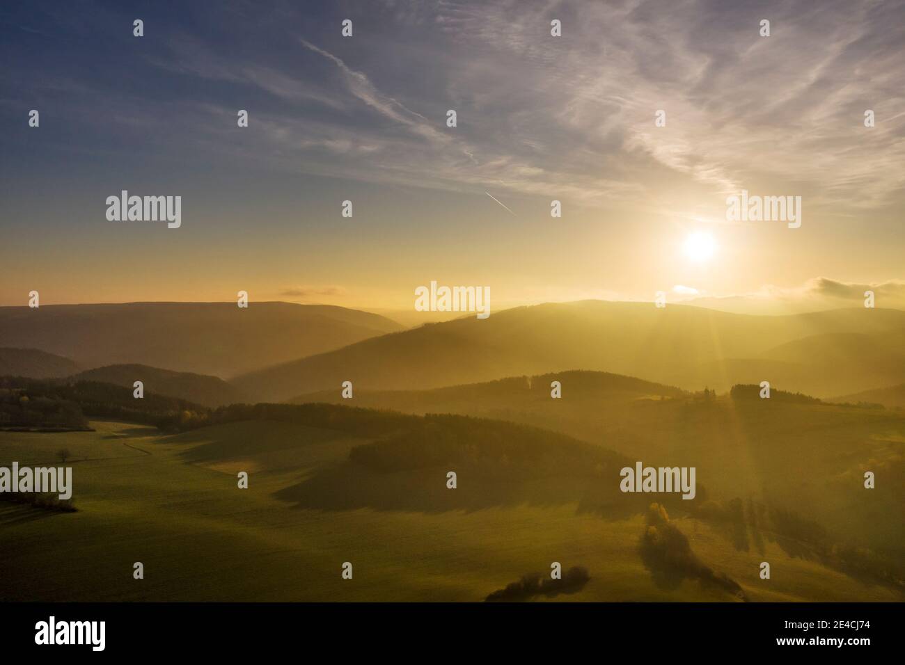 Germania, Turingia, Königsee, Oberhain, paesaggio, alba, montagne, silhouette di montagna, vista aerea, retroilluminazione Foto Stock