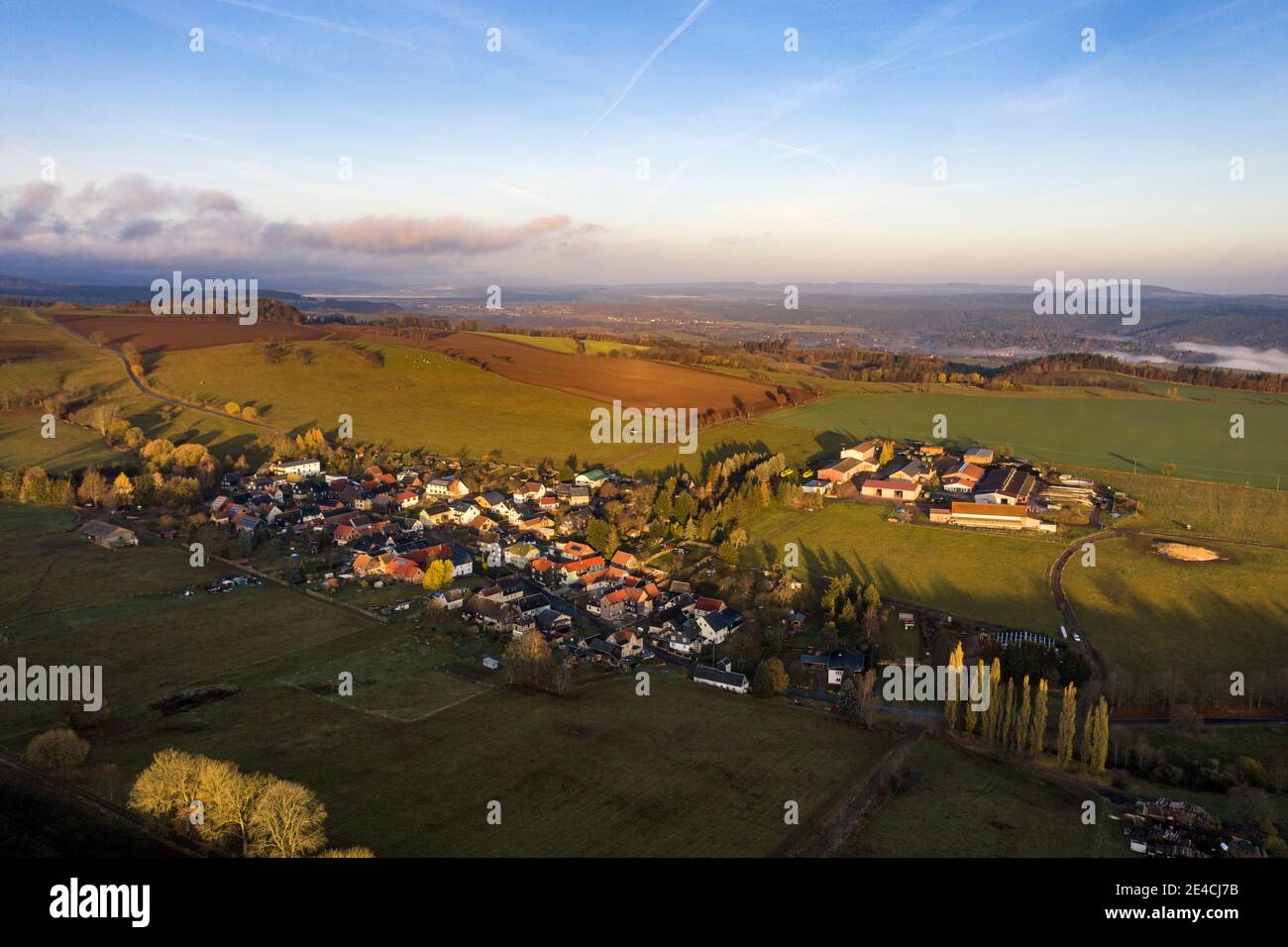 Germania, Turingia, Königsee, Unterhain, villaggio, azienda agricola (ex GPL), campi, luce del mattino, panoramica, vista aerea Foto Stock