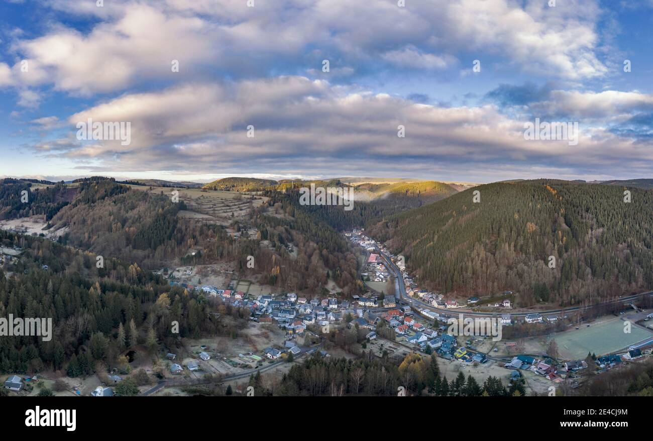 Germania, Turingia, città di Schwarzatal, Mellenbach-Glasbach, case, valli, montagne, foresta, fiume, panoramica, vista aerea Foto Stock