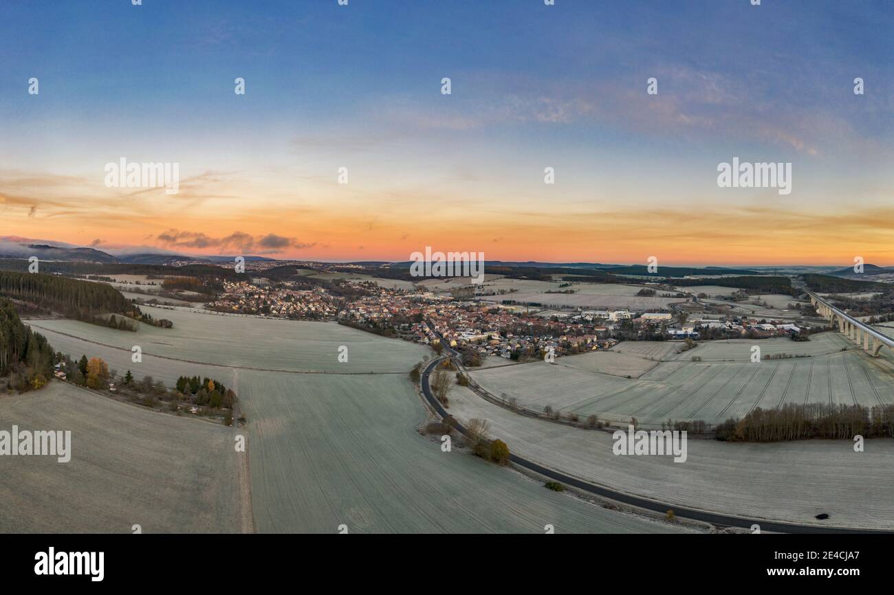 Germania, Turingia, Ilmenau, Langewiesen, città, panoramica, campi, paesaggio, luce del mattino, vista aerea Foto Stock