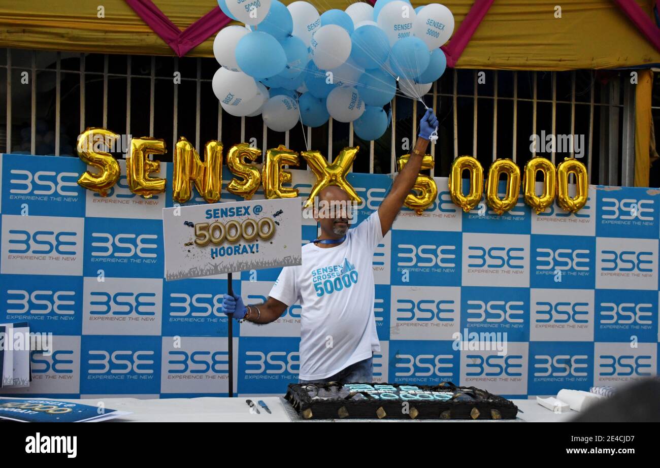 Mumbai, India. 21 Gennaio 2021. Un dipendente della Bombay Stock Exchange (BSE) posa per una foto durante la celebrazione.dopo aver violato per la prima volta il marchio 50,000, i dipendenti Sensex hanno organizzato una piccola celebrazione. Credit: SOPA Images Limited/Alamy Live News Foto Stock