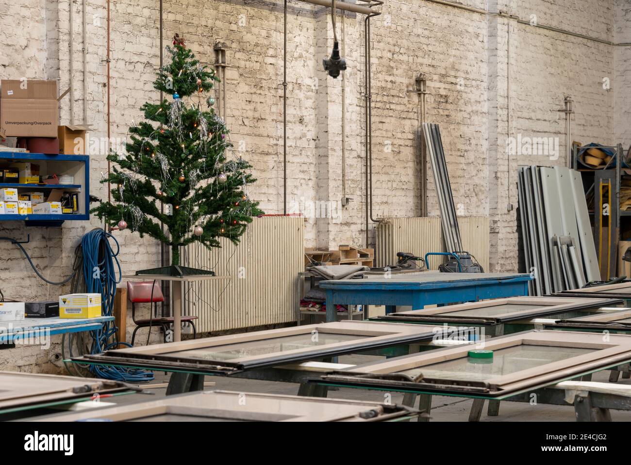 Albero di Natale decorato in un laboratorio Foto Stock